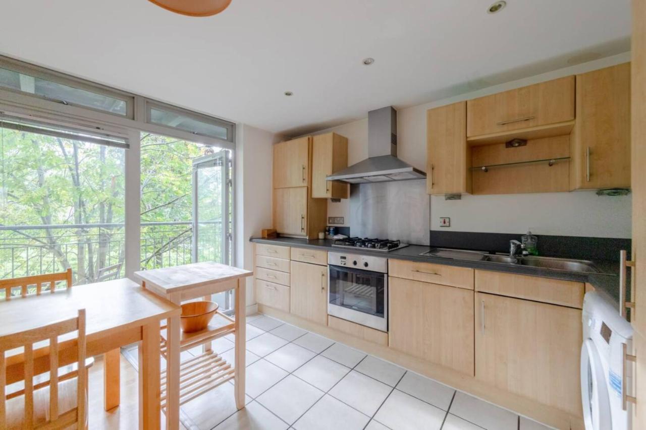 Spacious 2 Bedroom Near White