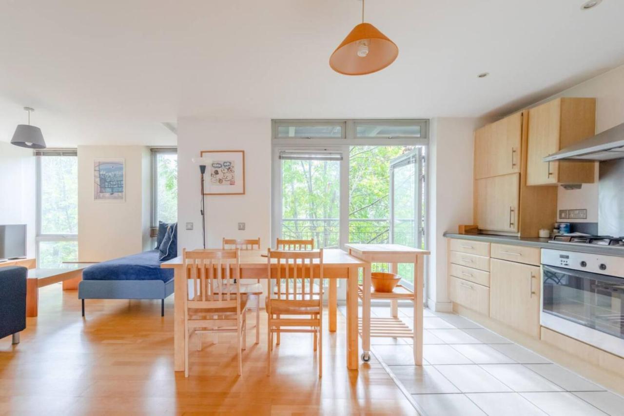 Spacious 2 Bedroom Near White * London