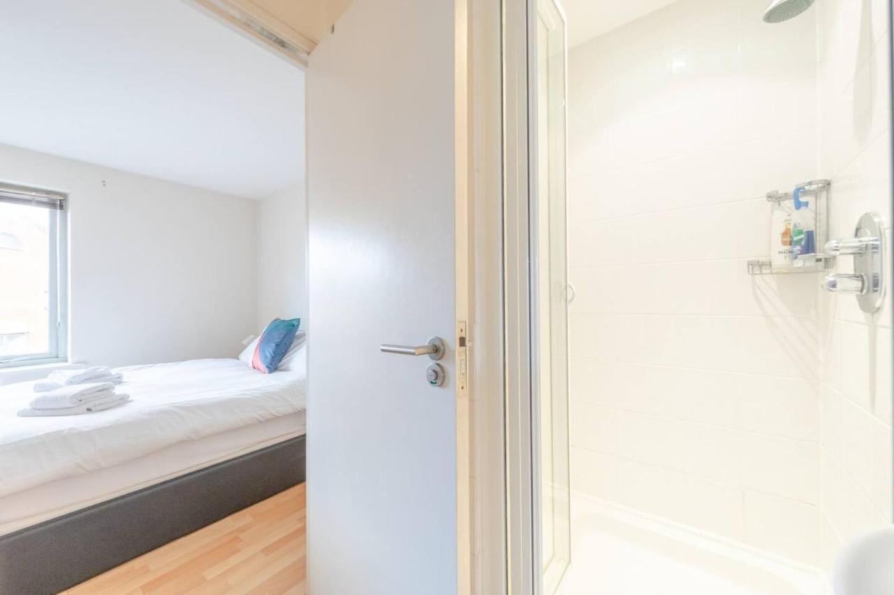 Spacious 2 Bedroom Near White Apartment *