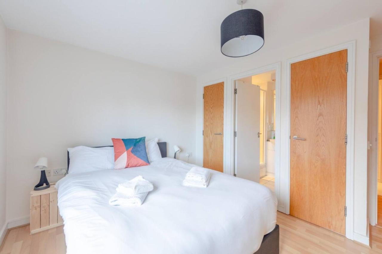 Apartment Spacious 2 Bedroom Near White London