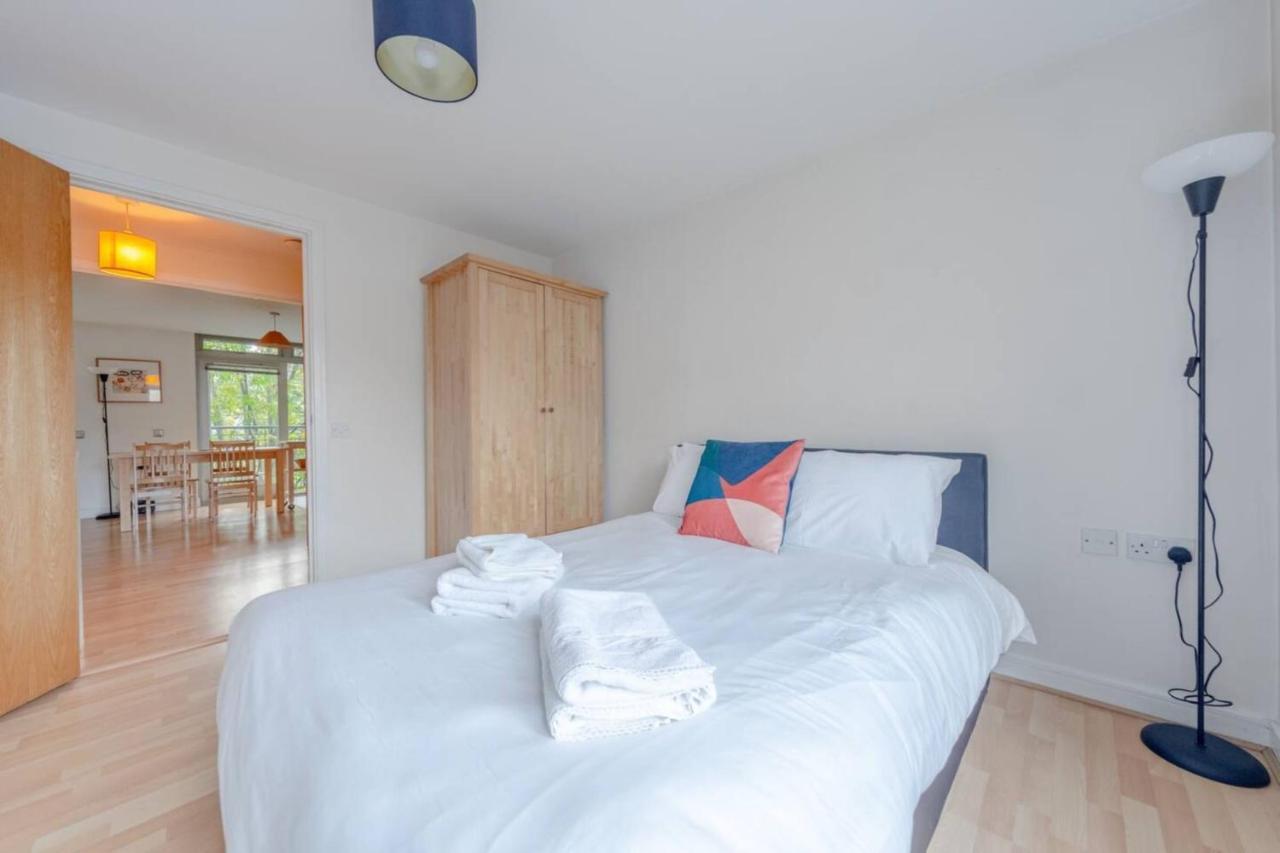 Spacious 2 Bedroom Near White * London