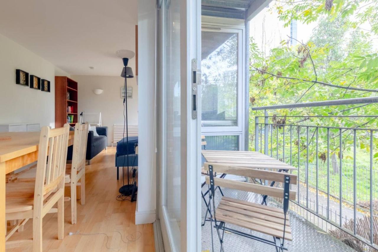 Spacious 2 Bedroom Near White Apartment