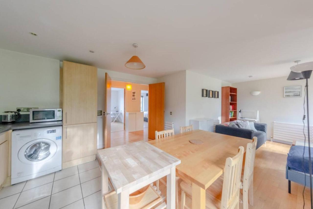 Spacious 2 Bedroom Near White Apartment