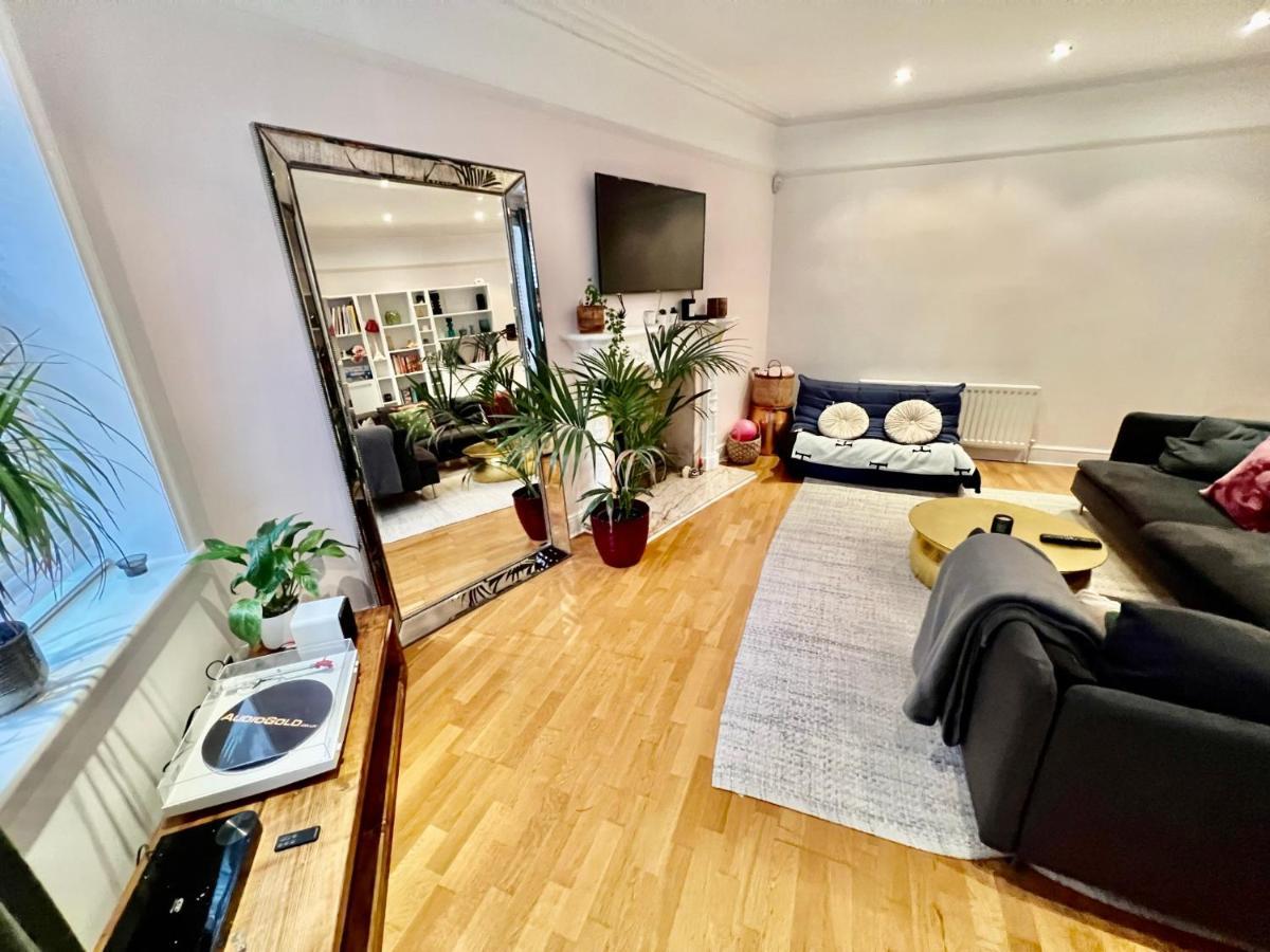 Spacious Flat With Huge Patio In Central Apartment London