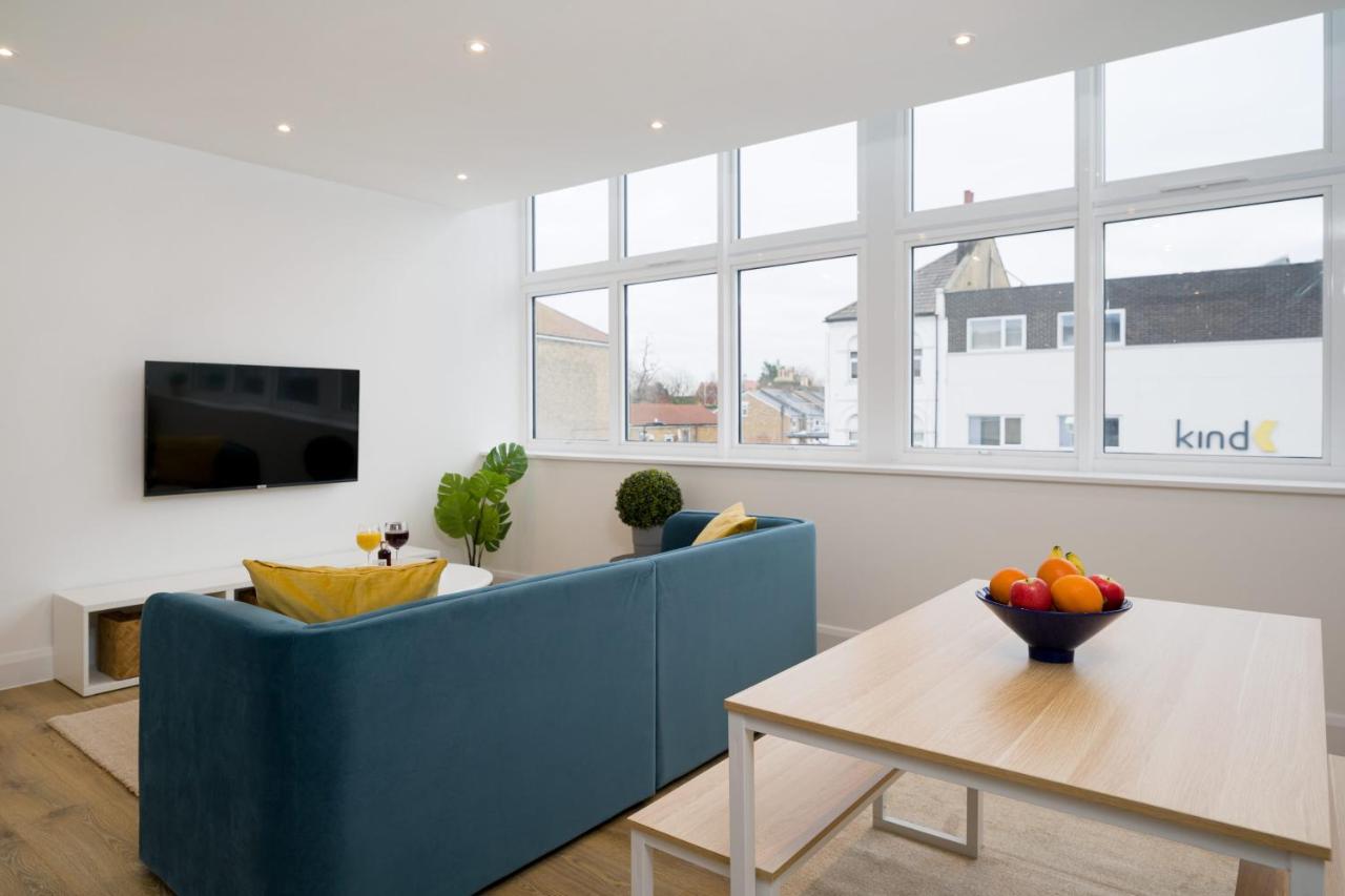 Panther House By Oval * Londres