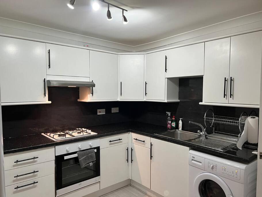 Apartment Lovely 1-bedroom With Free Parking & Garden.