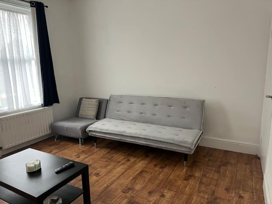 Apartment Lovely 1-bedroom With Free Parking & Garden.