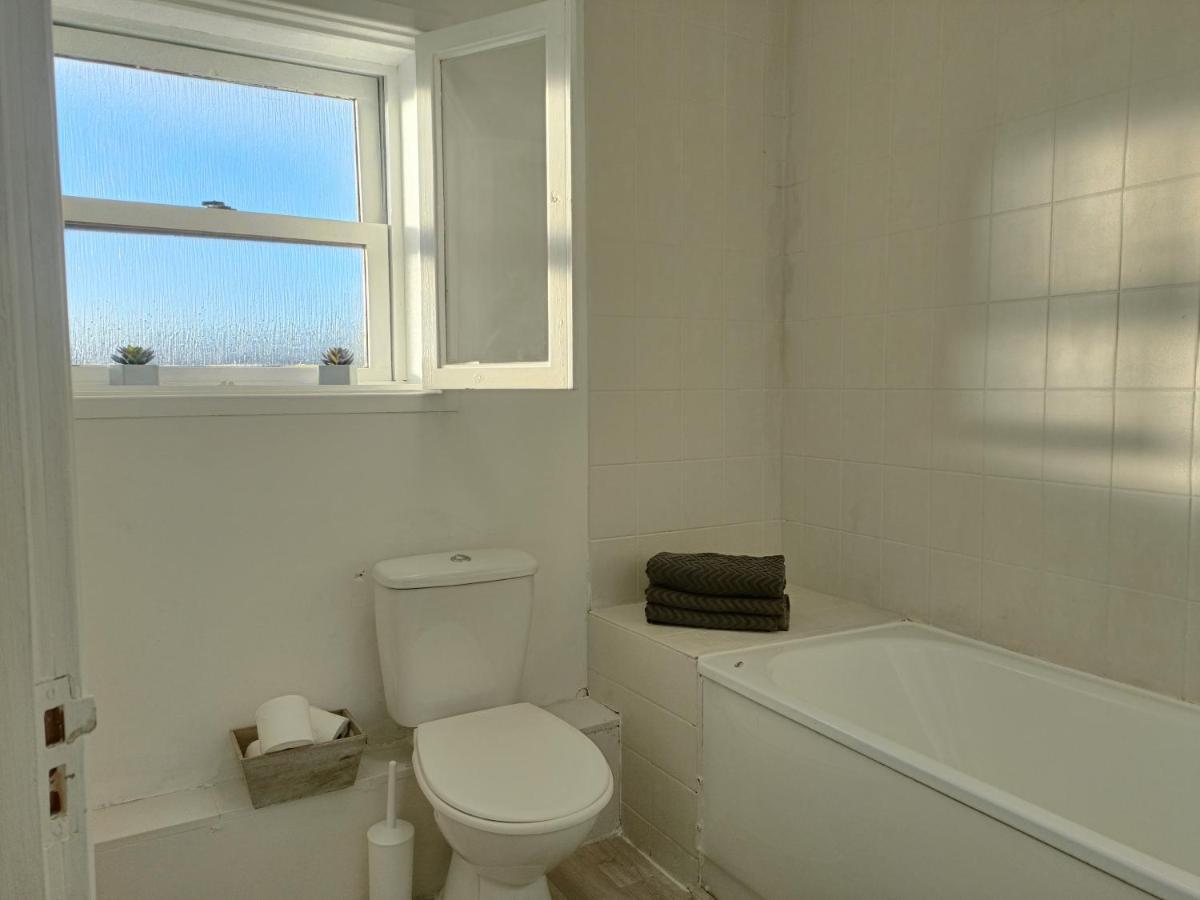 Holiday home 2 Bed Functional House Close To Manor Park Train Station *