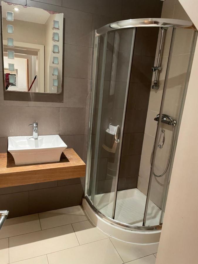 Cozy & Spacious 2 Mins Away From Train Station Homestay London