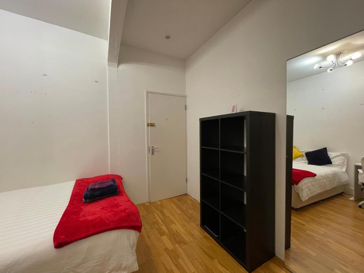 Homestay Cozy & Spacious 2 Mins Away From Train Station London