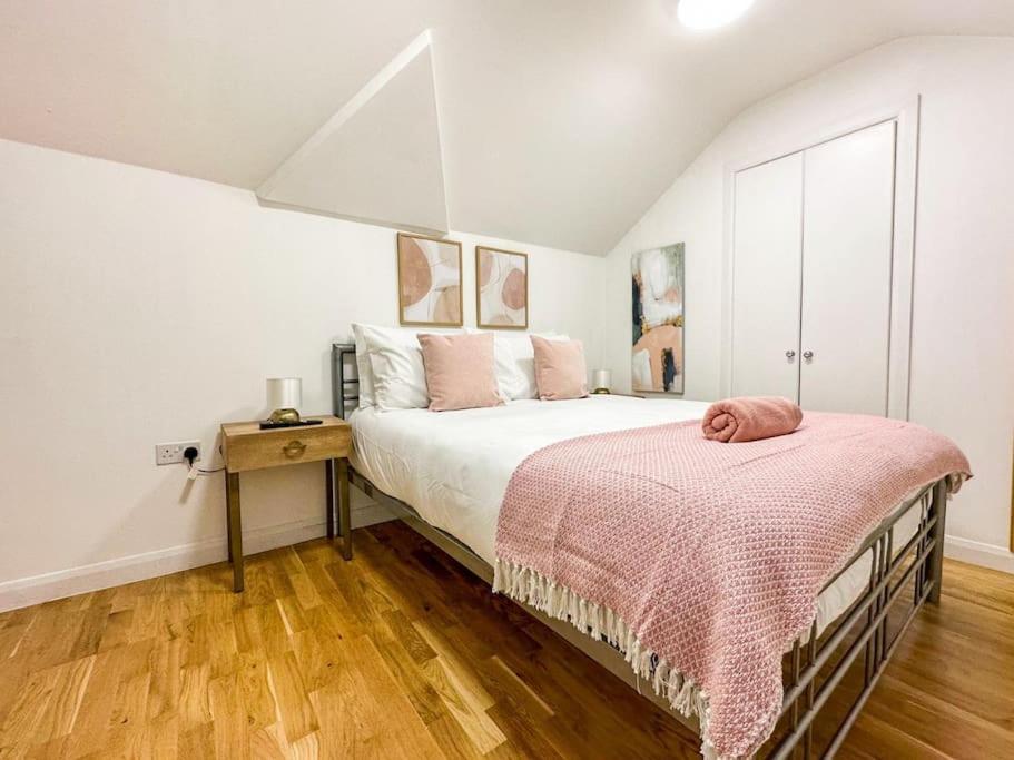 Newly Refurbished Luxury 3 Bedroom Apartamento *