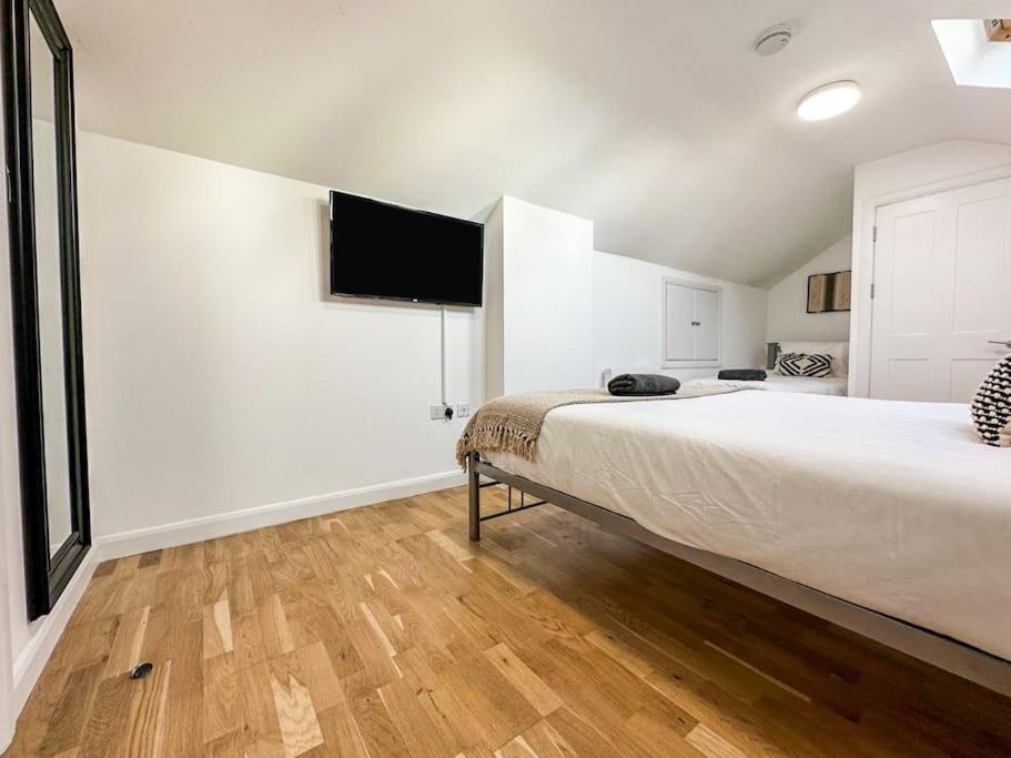Newly Refurbished Luxury 3 Bedroom Apartamento *
