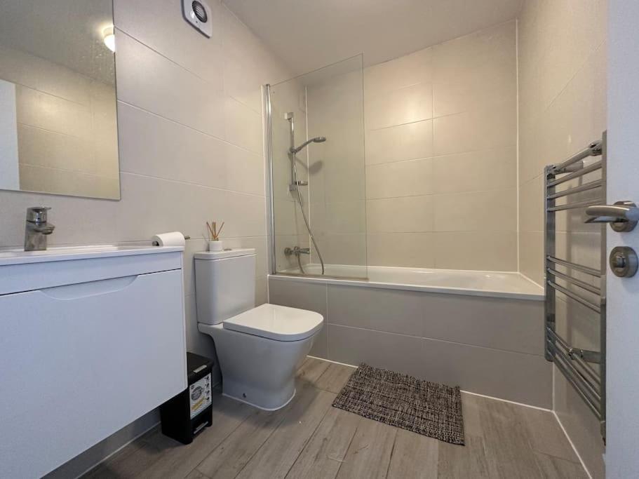 Newly Refurbished Luxury 3 Bedroom Apartamento *