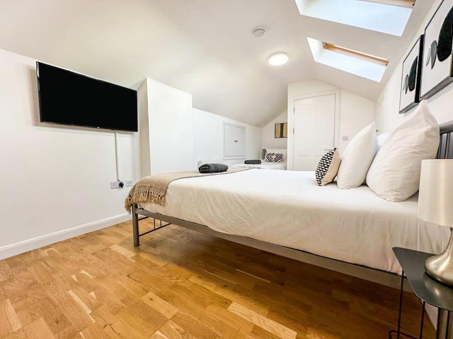 Newly Refurbished Luxury 3 Bedroom Apartamento *
