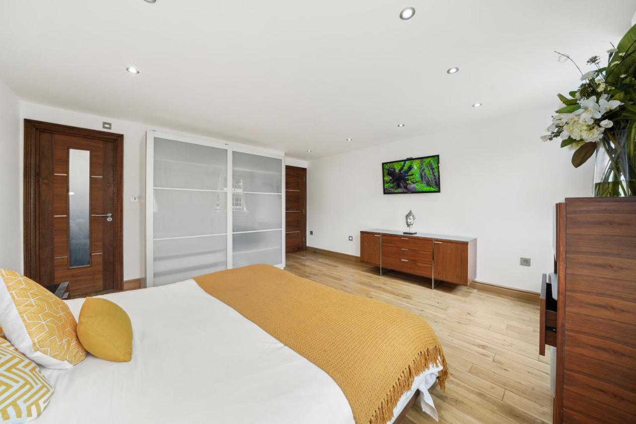 Baker Street Apartment *
