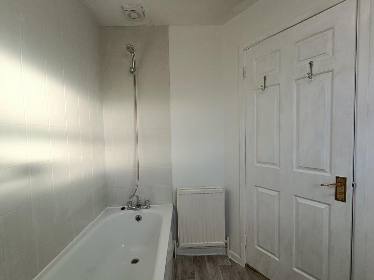 2 Bed Functional House Close To Manor Park Train Station London
