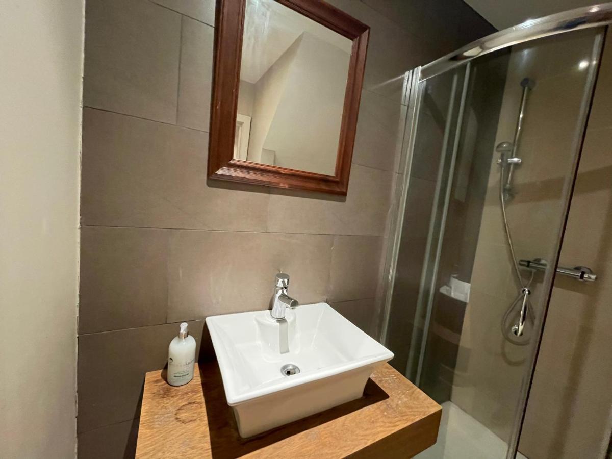Cozy & Spacious 2 Mins Away From Train Station London