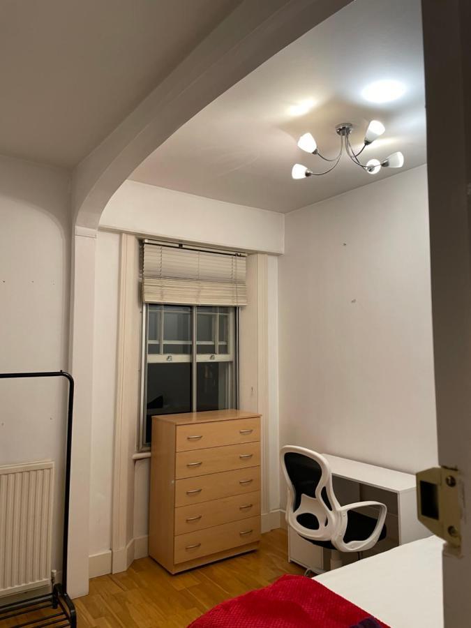 Cozy & Spacious 2 Mins Away From Train Station Homestay London