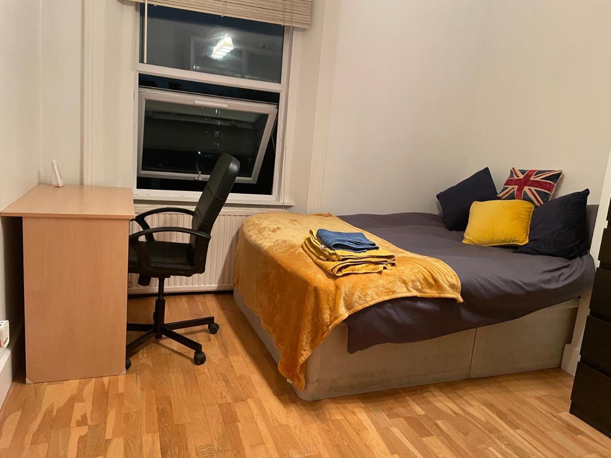 Homestay Cozy & Spacious 2 Mins Away From Train Station