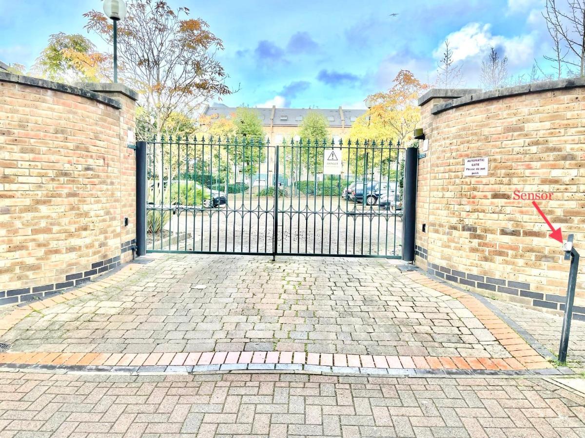Verwood Entire With Free Gated Parking On The Island Apartment