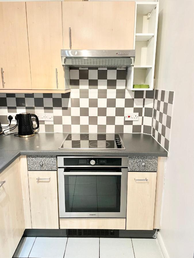 Verwood Entire With Free Gated Parking On The Island Apartment