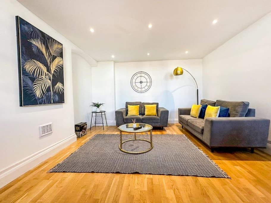 Newly Refurbished Luxury 3 Bedroom Apartamento *