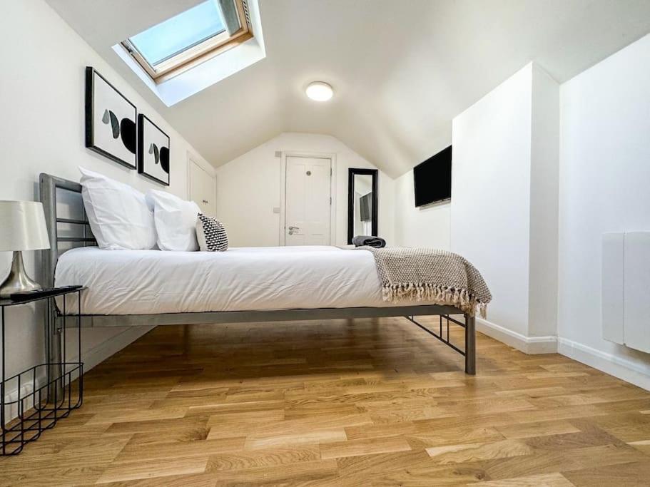 Newly Refurbished Luxury 3 Bedroom Apartamento Londres