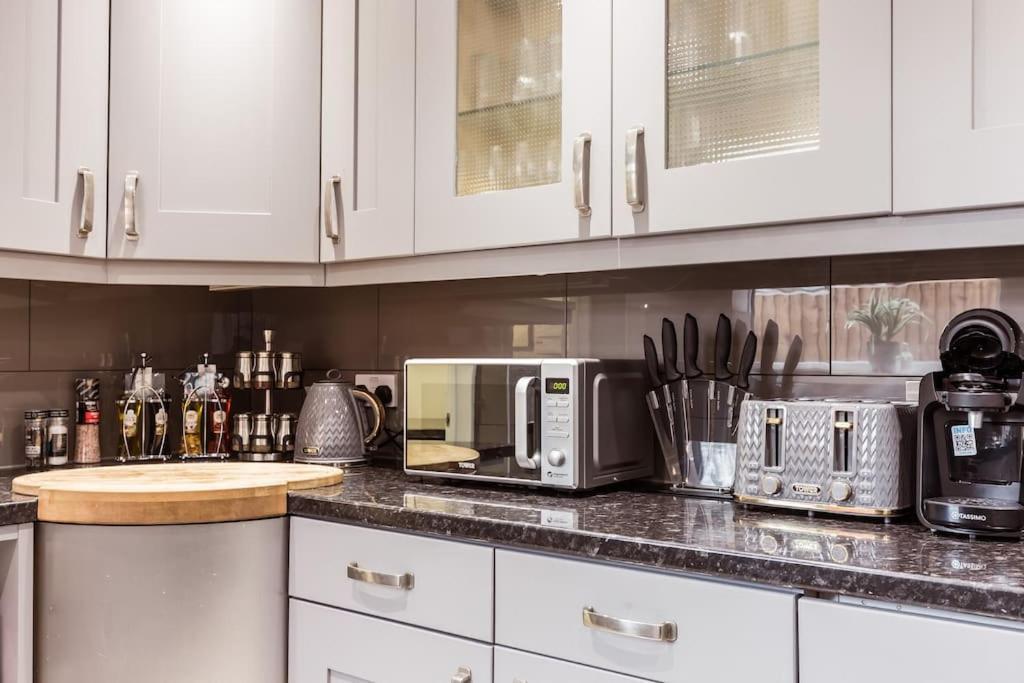 Holiday home 4 Bedroom House, 2 Min Walk From Station London