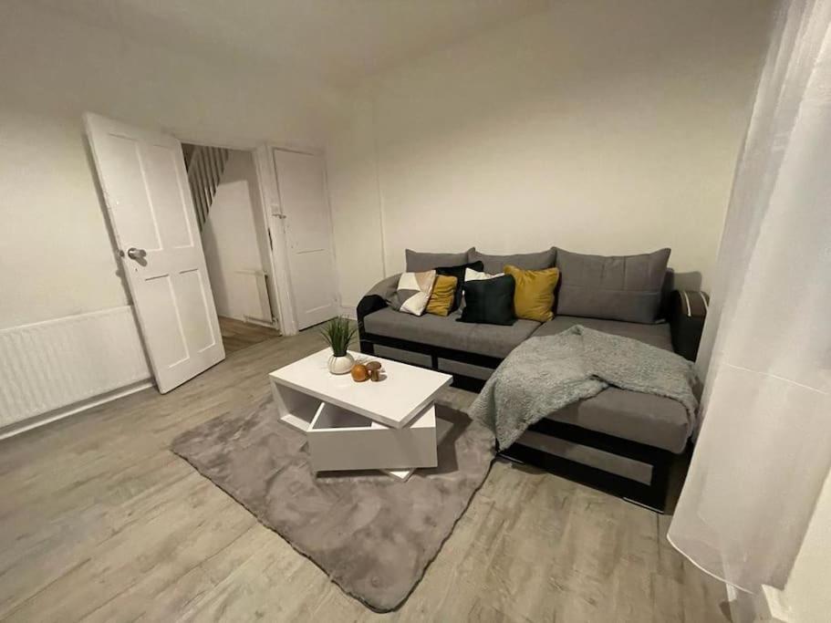 Comfy 2 Bedroom On Tower Bridge * London