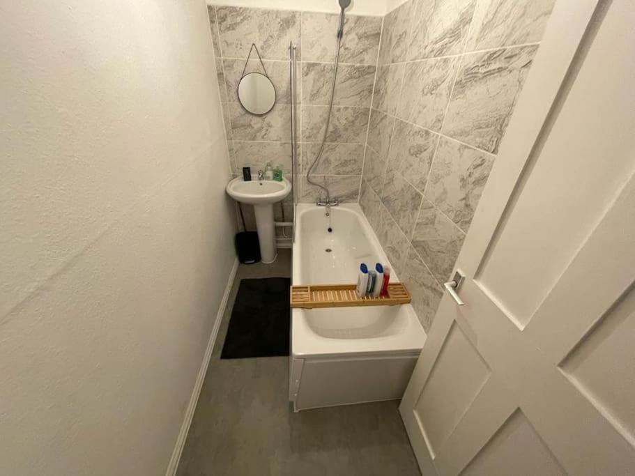 Comfy 2 Bedroom On Tower Bridge Apartment London
