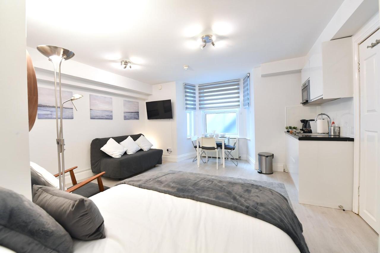 Very Close To Line Underground Shepherds Bush And Westfield Newly Refurbished Apartment London