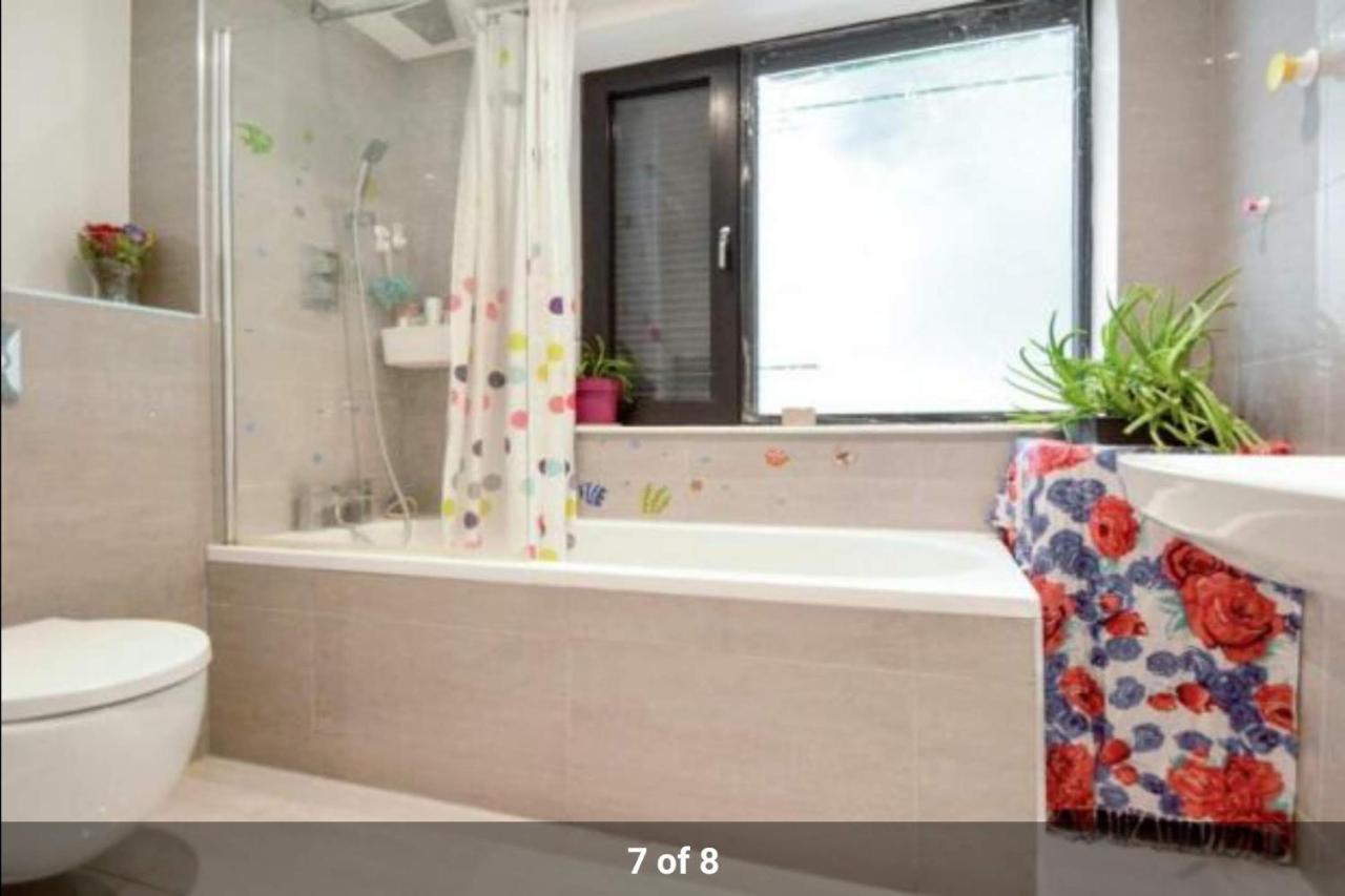 Newly Refurbished - Entire 4 Bedroom Private House With Kitchen, Living & Private Garden - 1 Cape House London, Within 30 Mins From London, Bridge & Canary Wharf Ferienhaus London