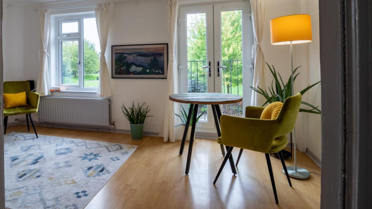 Bridge 3 Bedroom House With Reception Room, Office And Private Garden *