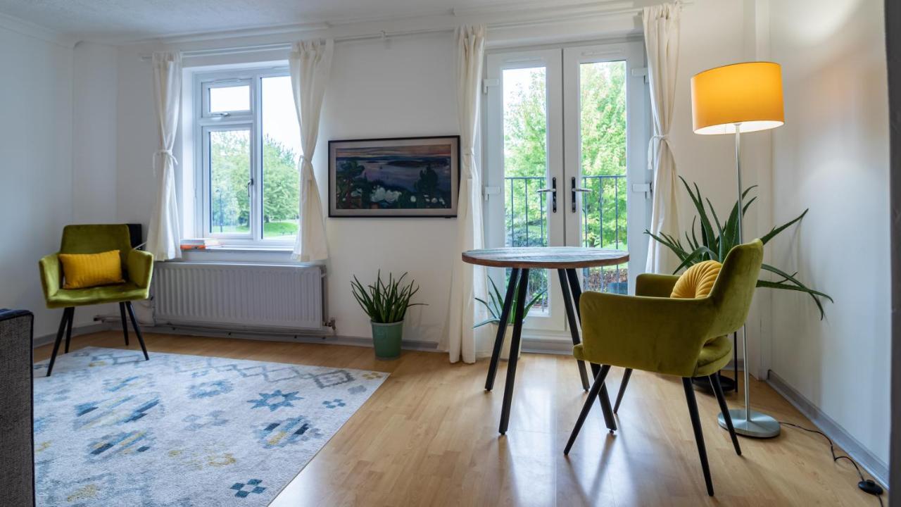 Bridge 3 Bedroom House With Reception Room, Office And Private Garden Ferienhaus