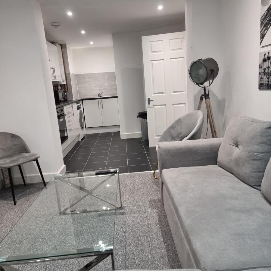 Classic 2 Bed In Oldkent Road Apartment *
