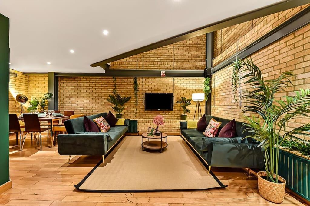 Spacious 2 Bed Urban Jungle Flat, * London