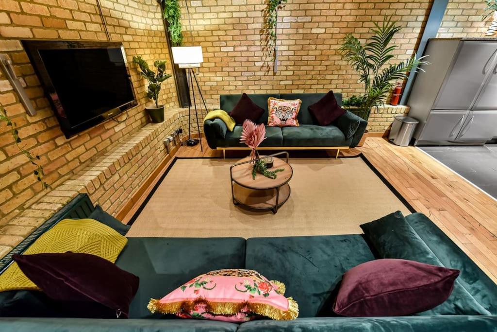 Spacious 2 Bed Urban Jungle Flat, Apartment