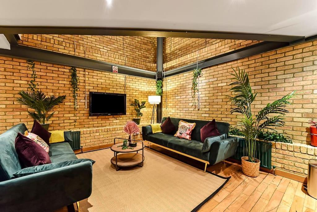 Spacious 2 Bed Urban Jungle Flat, * London