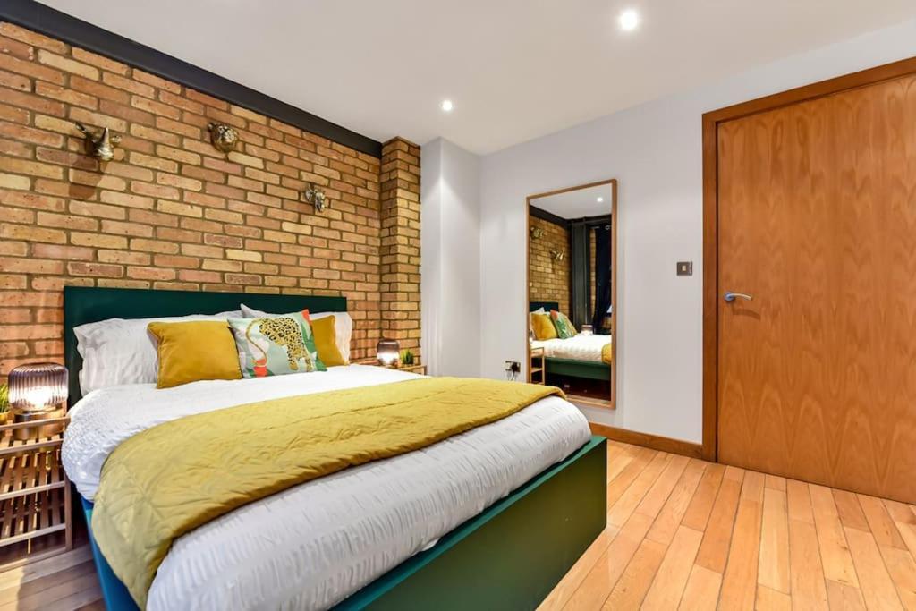 Spacious 2 Bed Urban Jungle Flat, Apartment London