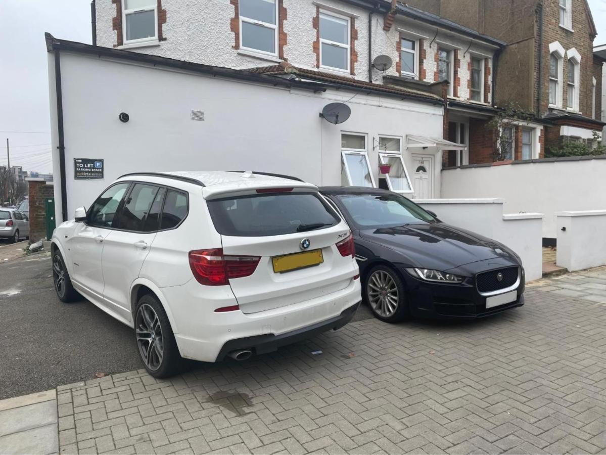 Zone 2 Spacious Two-bedroom With Parking Apartment London