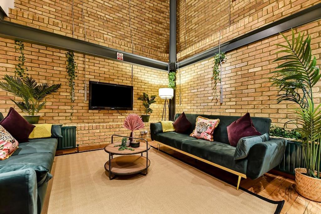 Apartment Spacious 2 Bed Urban Jungle Flat, London