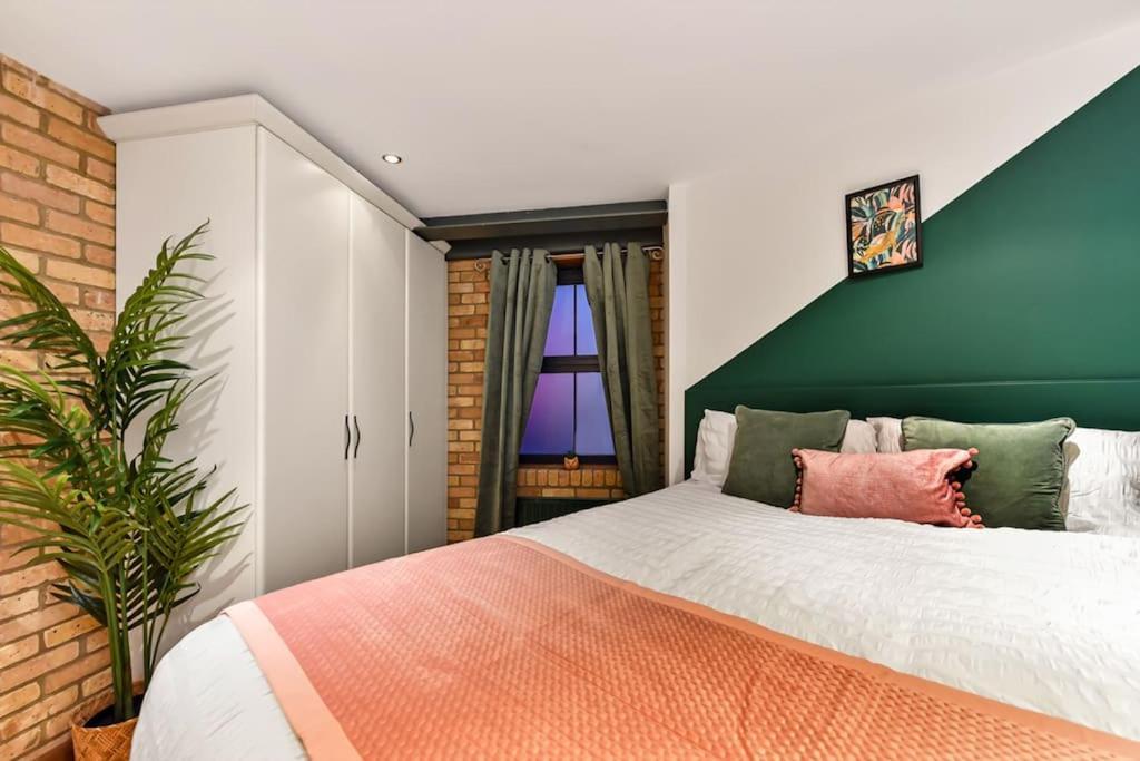 Apartment Spacious 2 Bed Urban Jungle Flat, London