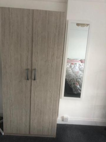 Apartment Flat: Quick Access, Refurbished 3-bed Near Station *