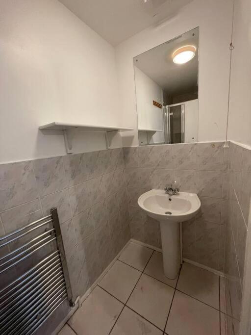 Apartment Lovely 4 Bedroom 2 Bathroom London