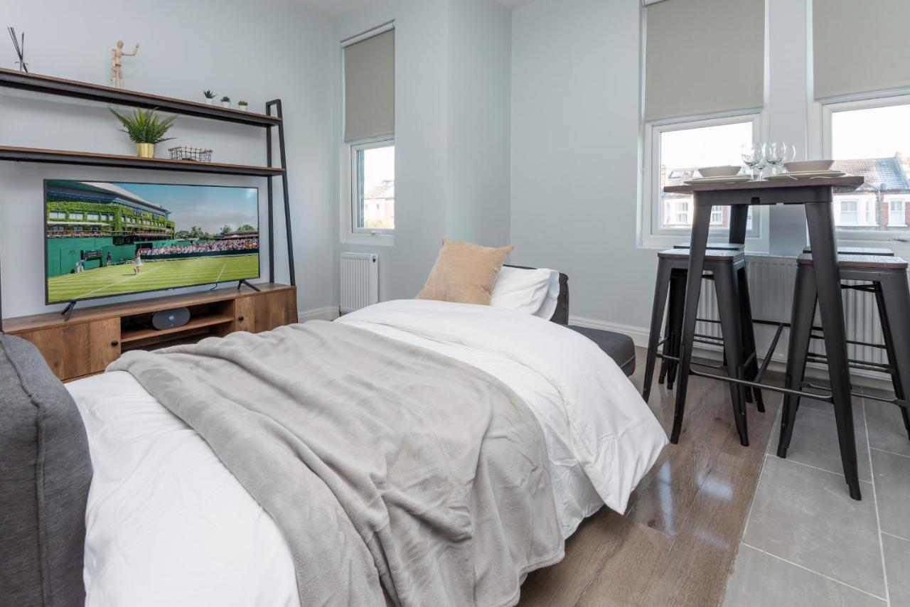 Taylor's Wimbledon Apartment *