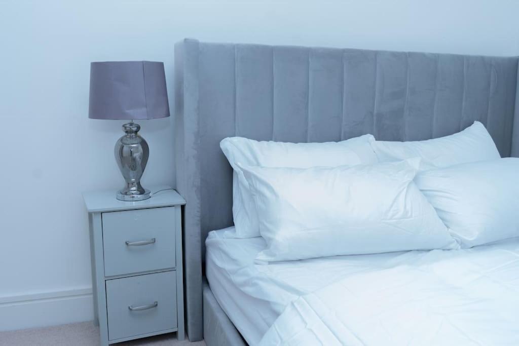 1 Bed Luxury Comfortable Apt Apartment