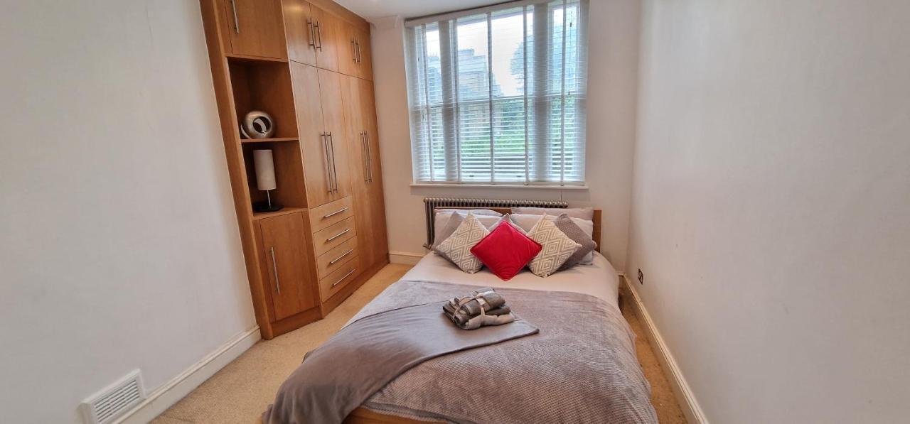 Action Packed Local 3br 1 Mins Walk To Everything Apartment London