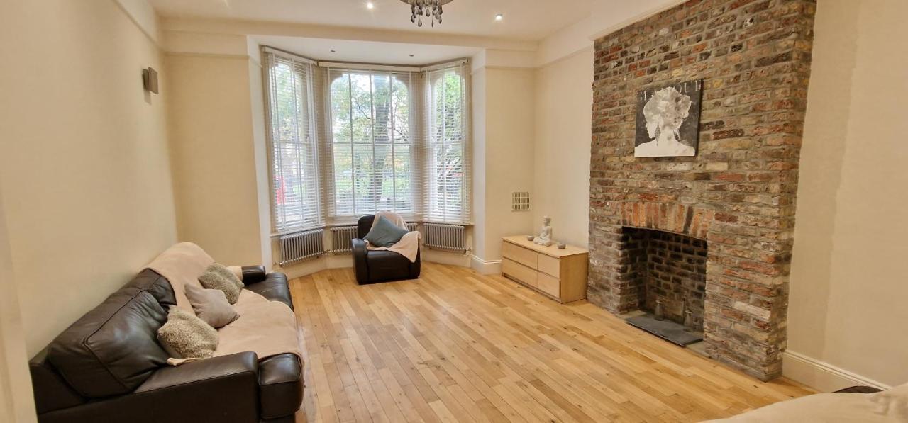 Action Packed Local 3br 1 Mins Walk To Everything Apartment