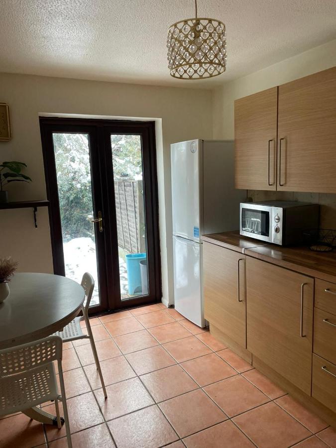 Apartment Lovely 4 Bedroom 2 Bathroom *
