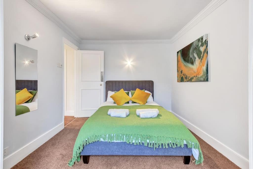 Chic One Bedroom Chelsea *
